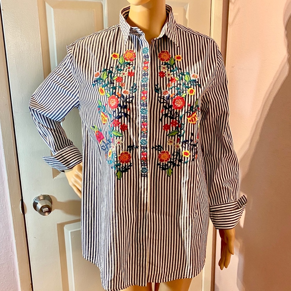 New with tags womens button down top
